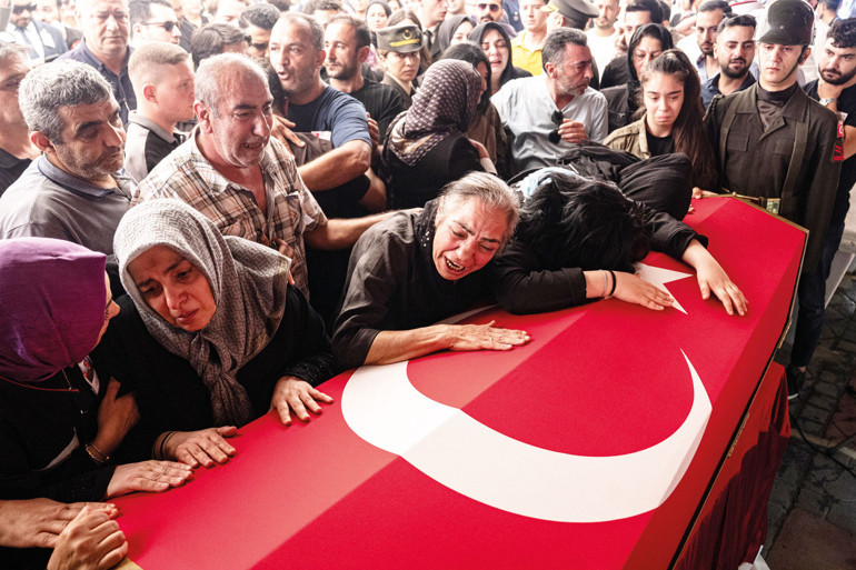 Vatan size minnettar... Şehitlerimizi yüreğimize gömdük