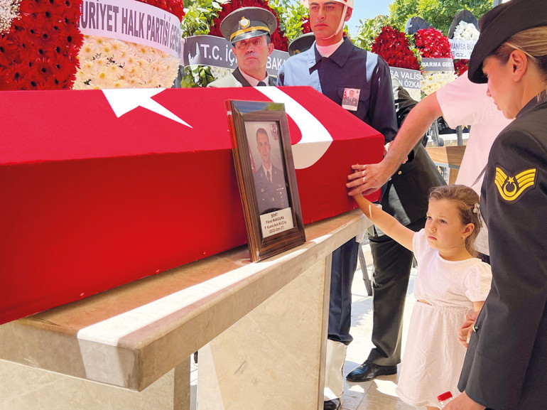 Vatan size minnettar... Şehitlerimizi yüreğimize gömdük
