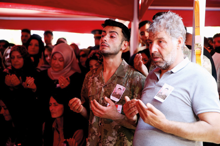 Vatan size minnettar... Şehitlerimizi yüreğimize gömdük