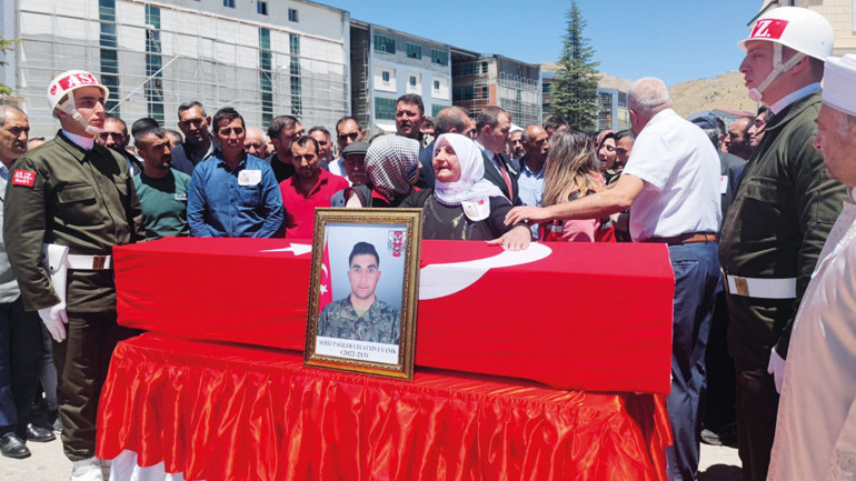 Vatan size minnettar... Şehitlerimizi yüreğimize gömdük