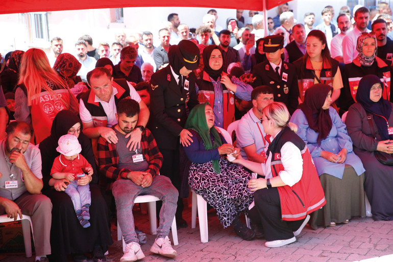 Vatan size minnettar... Şehitlerimizi yüreğimize gömdük