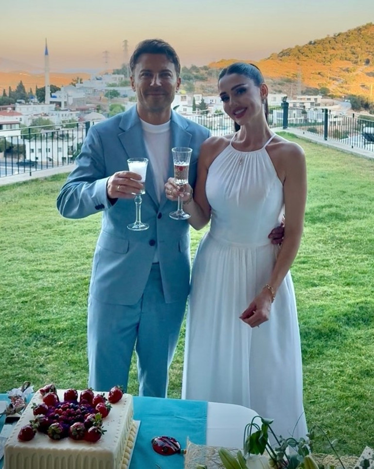 Ünlü oyuncu Tolga Güleç ve sunucu Öykü Cengiz nişanlandı