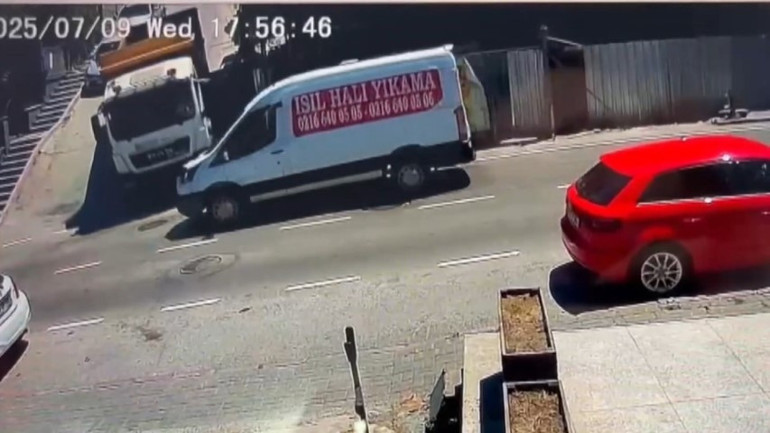 Motosiklet sürücüsünün ayağının koptuğu kaza kamerada... Ara sokaktan gelen kamyonet felakete neden oldu