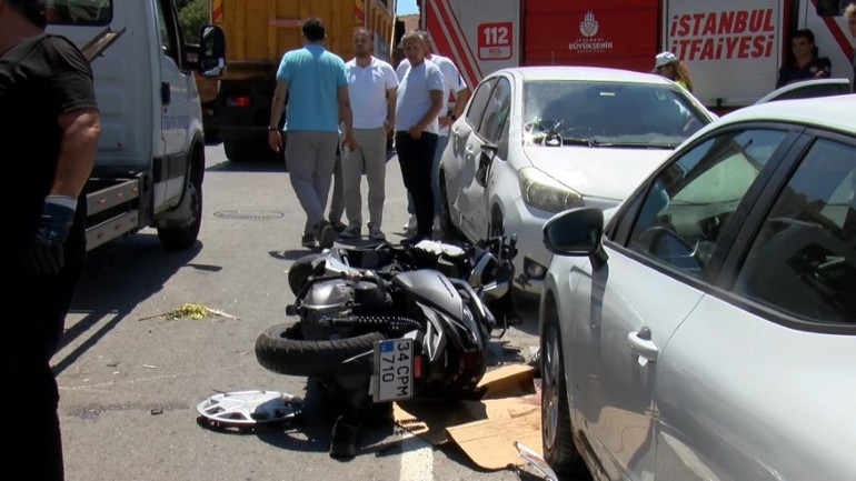 Motosiklet sürücüsünün ayağının koptuğu kaza kamerada... Ara sokaktan gelen kamyonet felakete neden oldu