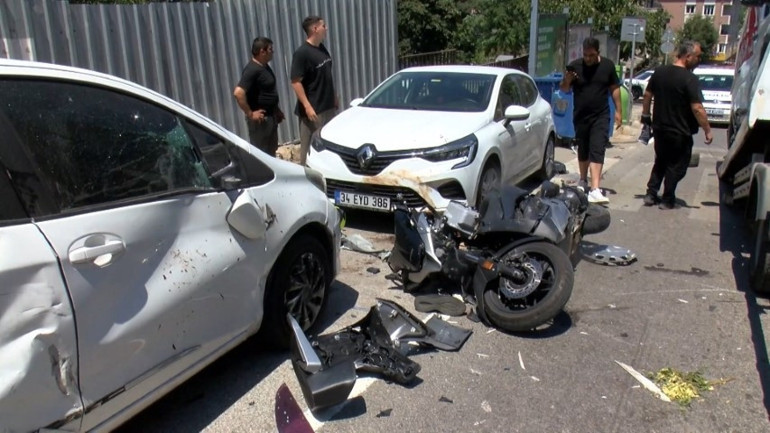 Motosiklet sürücüsünün ayağının koptuğu kaza kamerada... Ara sokaktan gelen kamyonet felakete neden oldu