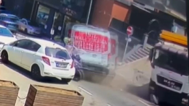 Motosiklet sürücüsünün ayağının koptuğu kaza kamerada... Ara sokaktan gelen kamyonet felakete neden oldu
