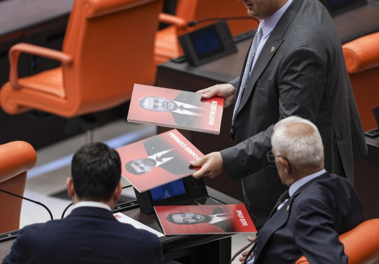 TBMM Genel Kurulunda CHPli vekillerden soruşturma protestosu