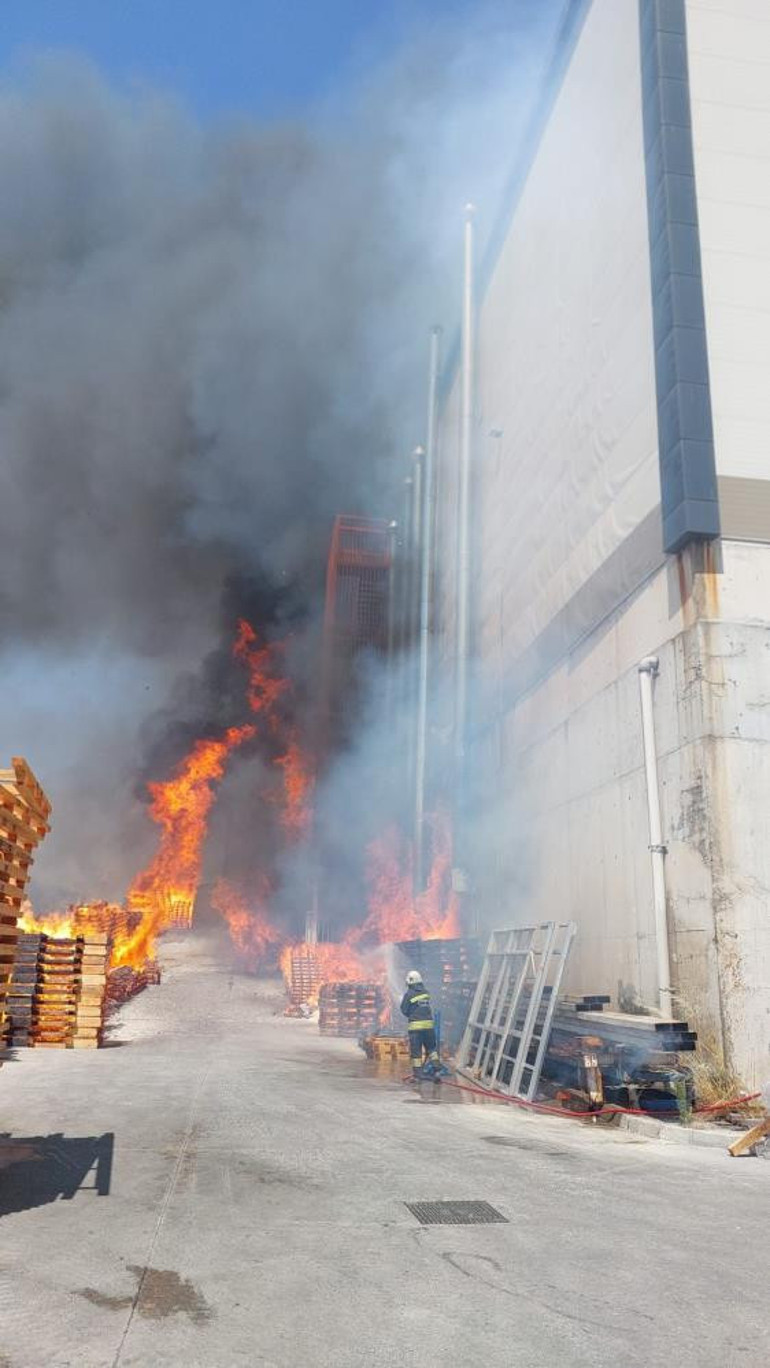 Fabrikada yangın 4 işçi dumandan etkilendi