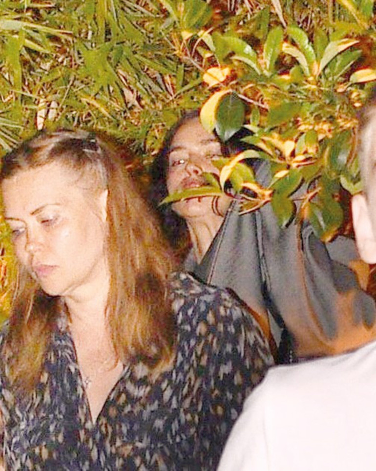 Irina Shayk ceketiyle yüzünü gizledi