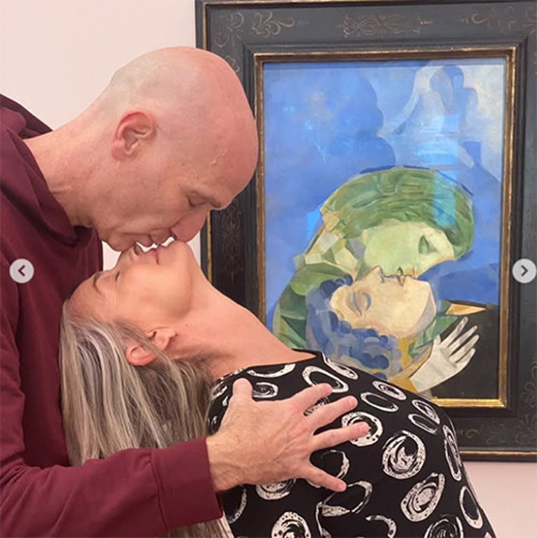 İlk kocasını toprağa verdi... Oğlunu evlendirdi... Bu yaşında sevda başında duman... Ünlü model nişanlandı