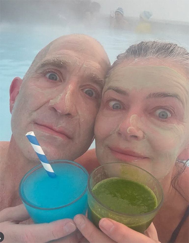 İlk kocasını toprağa verdi... Oğlunu evlendirdi... Bu yaşında sevda başında duman... Ünlü model nişanlandı