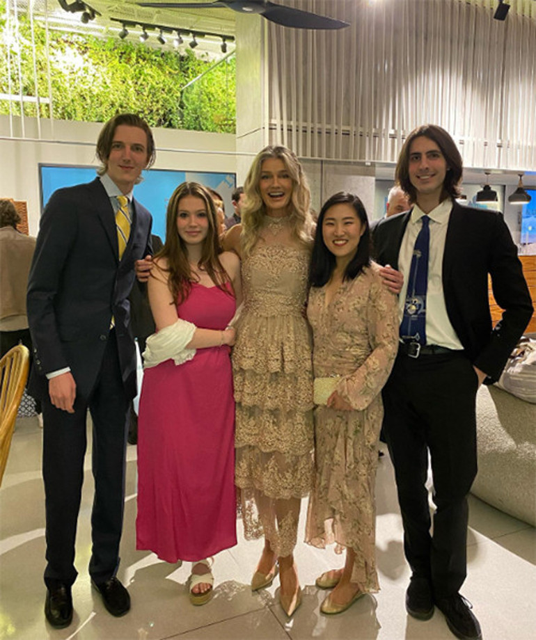 İlk kocasını toprağa verdi... Oğlunu evlendirdi... Bu yaşında sevda başında duman... Ünlü model nişanlandı