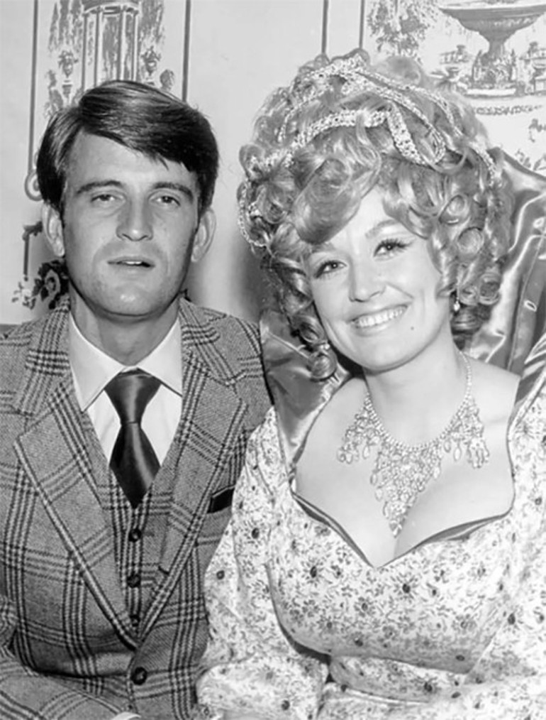 Ünlü şarkıcının acısı dinmiyor... Benim kocam gitti... Varsın mesleğim de şimdilik olmasın