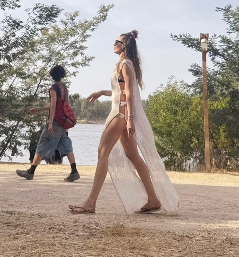 Sinem Kobal plajda tek başına