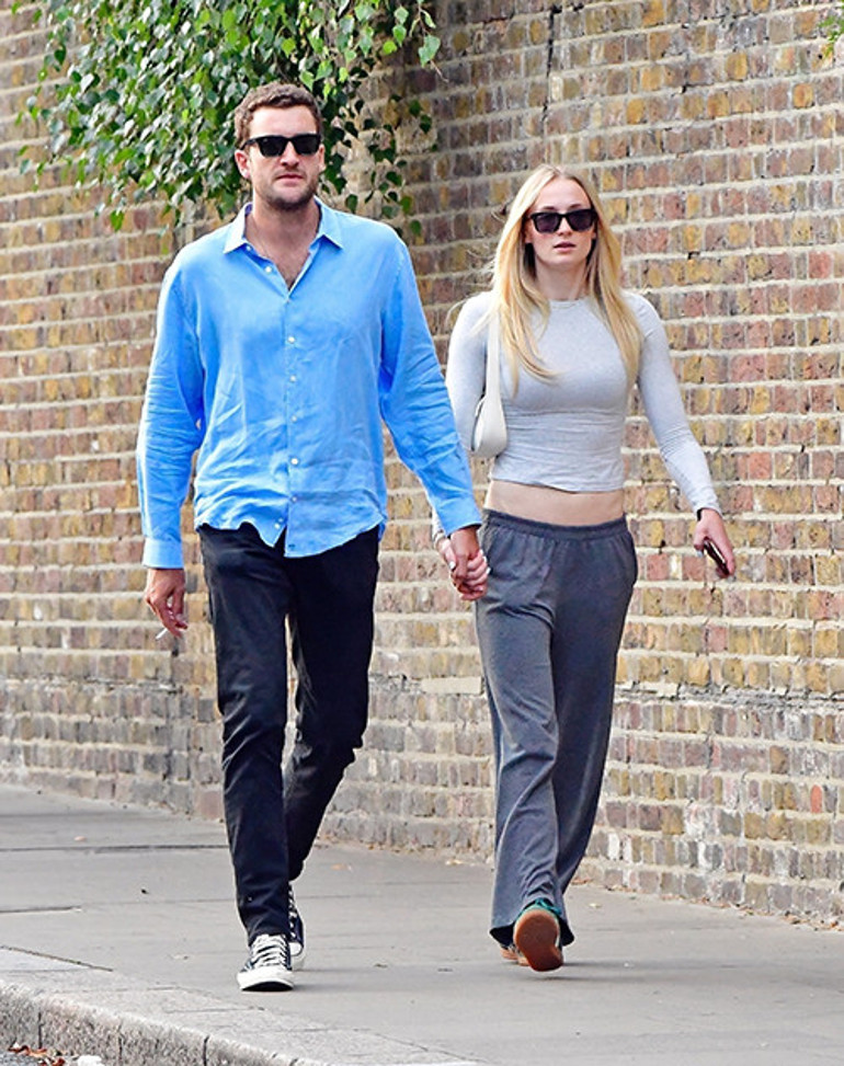 Önce gözleri yeniden buluştu, sonra elleri... Seven kalpleri ayrılığa dayanamadı.. Dargın aşıklar barıştı