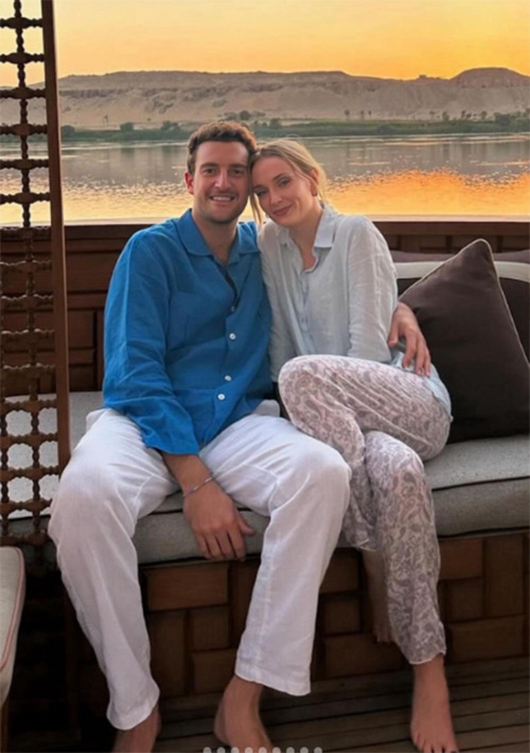 Önce gözleri yeniden buluştu, sonra elleri... Seven kalpleri ayrılığa dayanamadı.. Dargın aşıklar barıştı