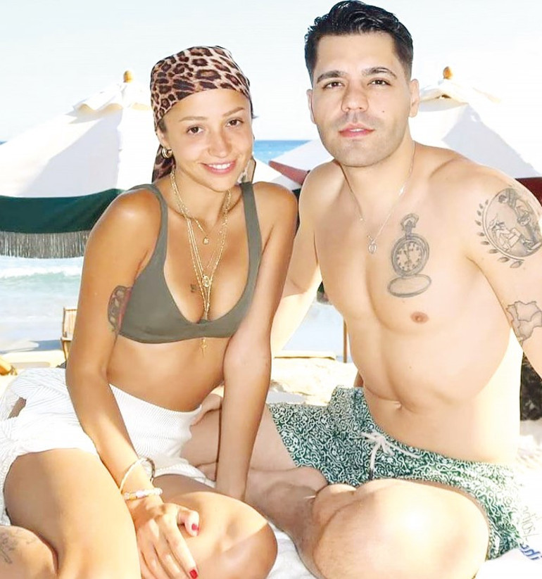 Yetuk ayol oz sevgilisini plyajda silkitadi.