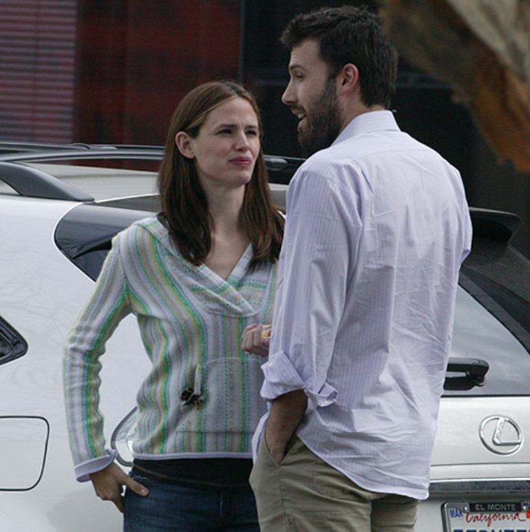 Ne aptalmışım ben... Seni nasıl aldattım da yuvamızı yıktım Başını taşlara vuruyor ama artık çok geç...