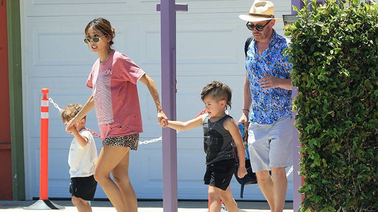 Eski çocuk yıldız artık aile babası… İki oğlu yanında, bir elinde dondurmalar bir elinde alışveriş arabası…