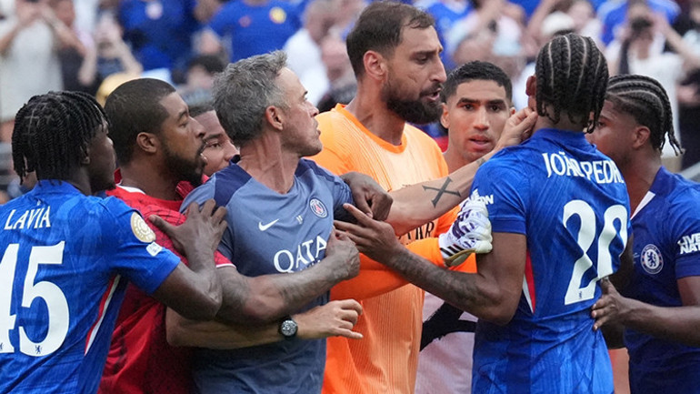 Chelsea - PSG maçının sonunda ortalık karıştı Luis Enrique, yıldız futbolcuya vurdu