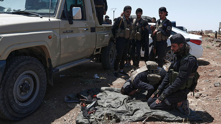 Suriyede tansiyon yükseldi Aşiretler arasındaki gerginlik çatışmaya dönüştü: Çok sayıda ölü var... 9 asker rehin