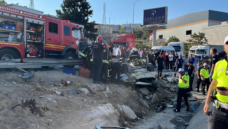 Kocaeli’de feci kaza İki otomobil ve TIR çarpıştı; 5 ölü, 1 yaralı