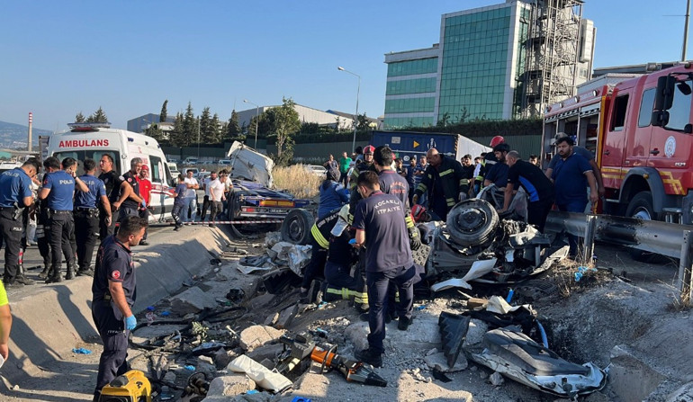 Kocaeli’de feci kaza İki otomobil ve TIR çarpıştı; 5 ölü, 1 yaralı