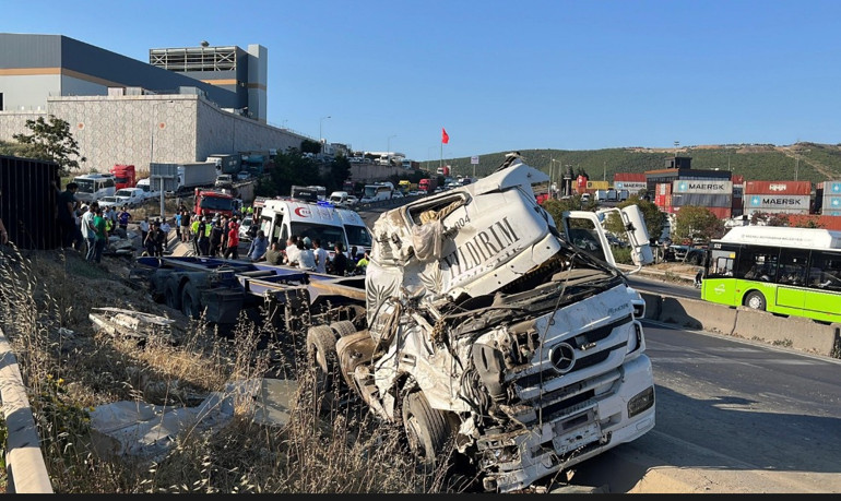Kocaeli’de feci kaza İki otomobil ve TIR çarpıştı; 5 ölü, 1 yaralı