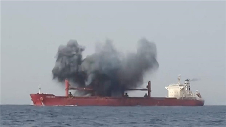 Husilerin batırdığı gemiden 10 kişi kurtarıldı, 15 kişi ise kayıp