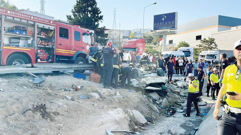 Konteyner düştü, 5 kişi öldü