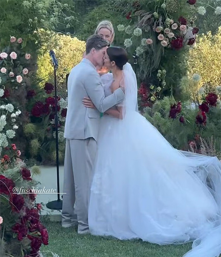 Ünlü şarkıcının kızı sokak düğünüyle evlendi...40ına kadar bekledi ama değdi... Ama o skandal kıyafet gelin ayıp oldu