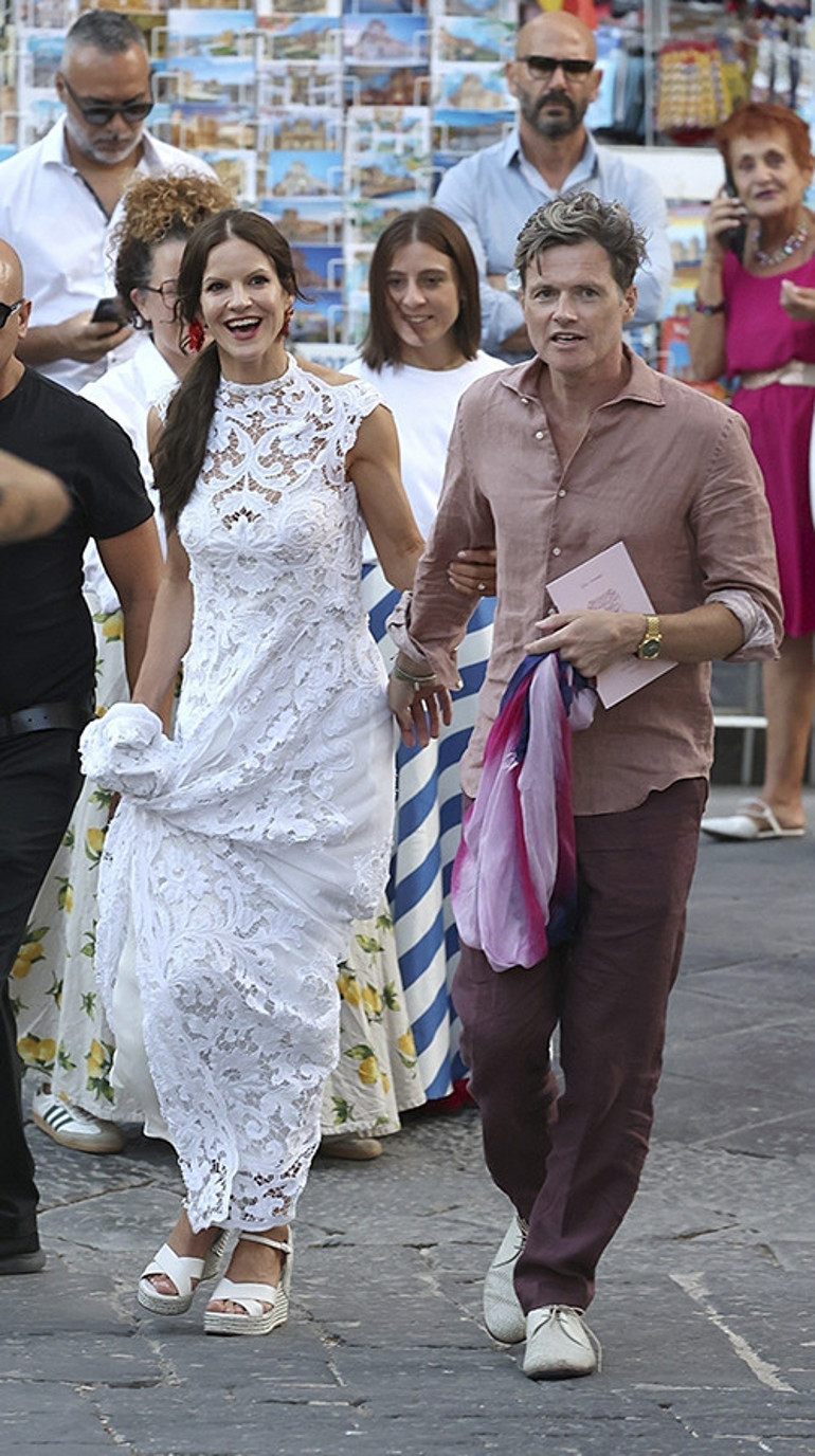 Ünlü şarkıcının kızı sokak düğünüyle evlendi...40ına kadar bekledi ama değdi... Ama o skandal kıyafet gelin ayıp oldu