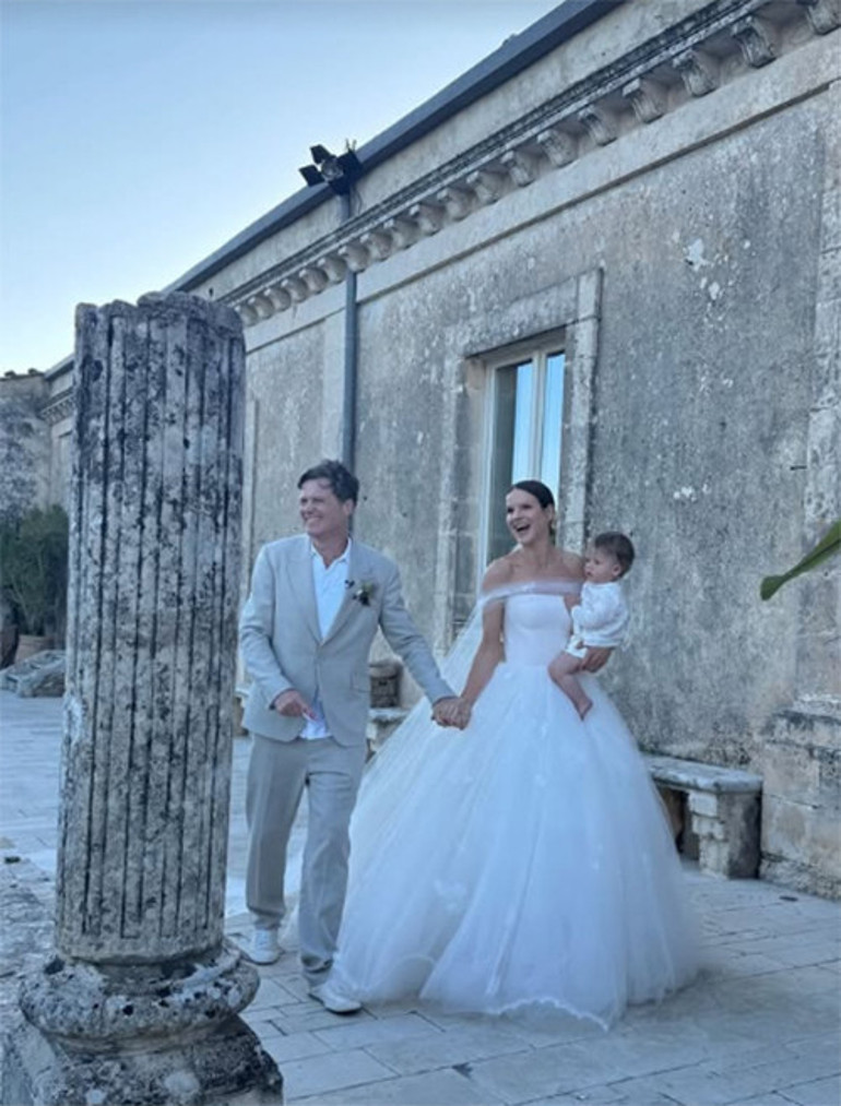 Ünlü şarkıcının kızı sokak düğünüyle evlendi...40ına kadar bekledi ama değdi... Ama o skandal kıyafet gelin ayıp oldu