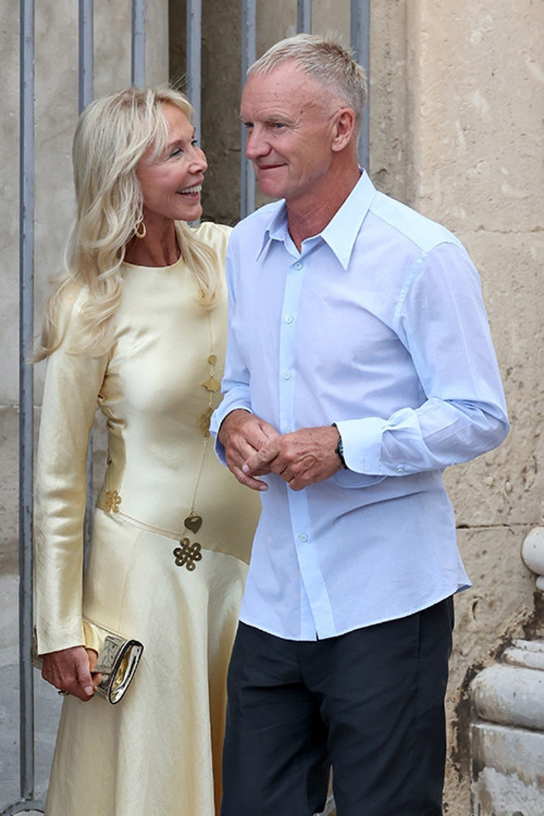 Ünlü şarkıcının kızı sokak düğünüyle evlendi...40ına kadar bekledi ama değdi... Ama o skandal kıyafet gelin ayıp oldu