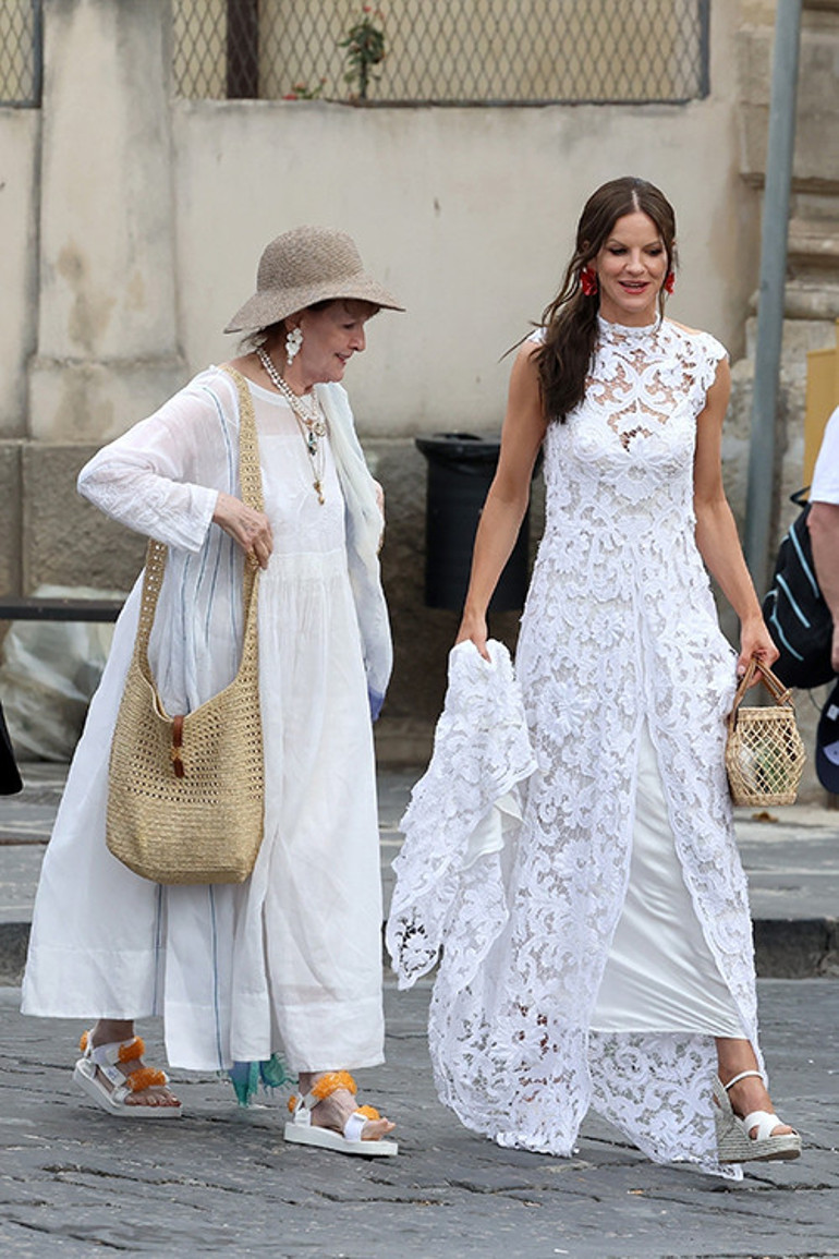 Ünlü şarkıcının kızı sokak düğünüyle evlendi...40ına kadar bekledi ama değdi... Ama o skandal kıyafet gelin ayıp oldu