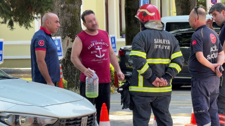 Tehdit etti, ekipleri görünce benzini motosiklete doldurdu