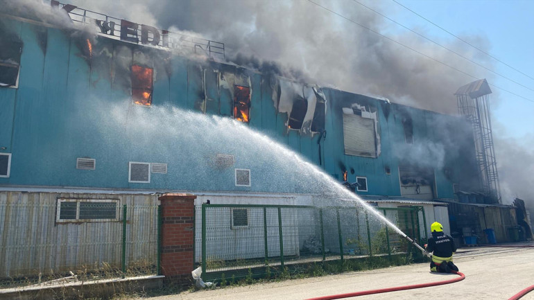 Boluda fabrika yangını 2 saat sonra kontrol altına alındı