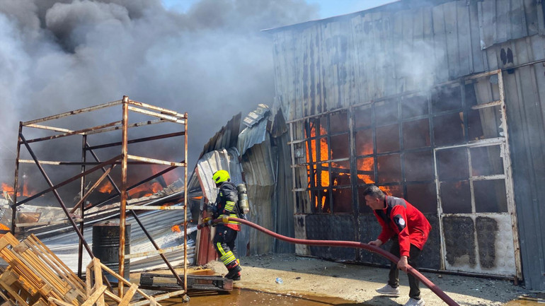 Boluda fabrika yangını 2 saat sonra kontrol altına alındı