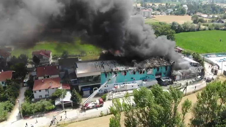 Boluda fabrika yangını 2 saat sonra kontrol altına alındı