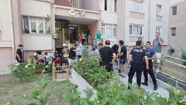Beylikdüzünde kimyasal madde alarmı: 15 katlı bina tahliye edildi | 5 kişi hastaneye kaldırıldı