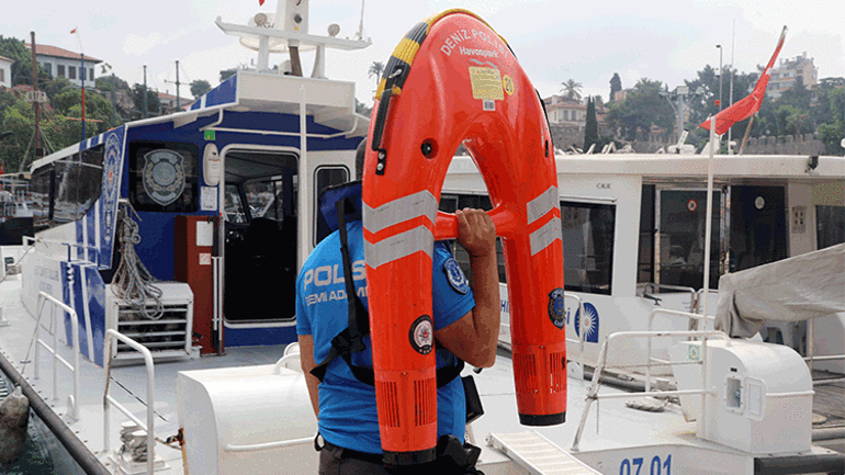 Antalyada deniz polisinden yeni çözüm: Uzaktan kumandalı can simitleriyle hayat kurtarıyorlar