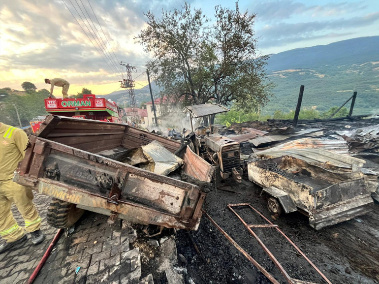 Boluda köyde büyük yangın: Hayvanlar öldü, 2 ev ve 10 samanlık küle döndü Yangının boyutu gün ağarınca ortaya çıktı