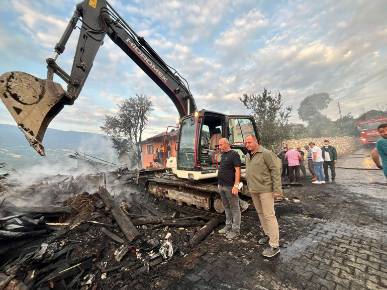 Boluda köyde büyük yangın: Hayvanlar öldü, 2 ev ve 10 samanlık küle döndü Yangının boyutu gün ağarınca ortaya çıktı