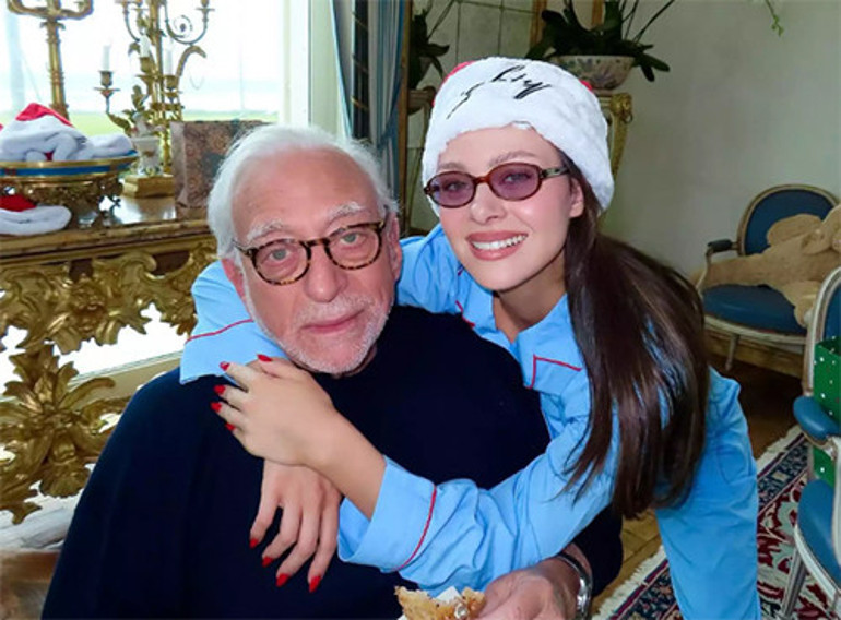Osmanlı Padişahının elmas kolyesini takıyor iddiası yayılmıştı... Dünyanın en gizemli kaynanası.. Babam hep annemin arkasından konuşur
