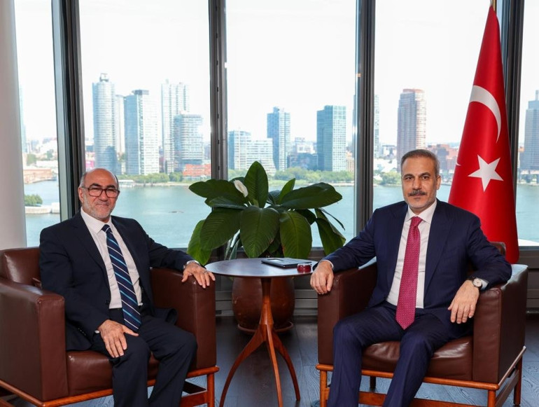 Dışişleri Bakanı Fidan, KKTC Cumhurbaşkanı Tatar ile bir araya geldi