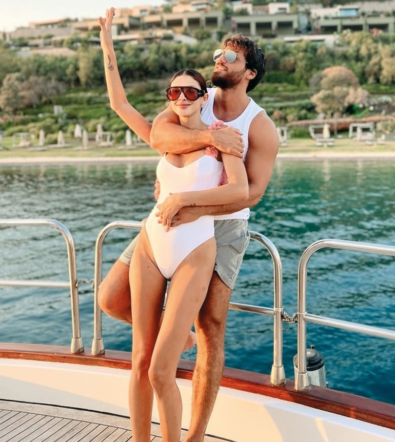 Ünlü oyuncu ve sevgilisinin aşk tatili Denizde şov...