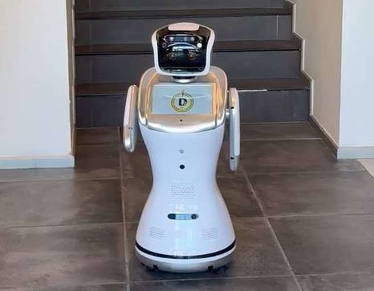 Türkiyede ilk kez Demirören Medya ve Teknoloji Lisesinde açılan bölümü robot tanıtıyor