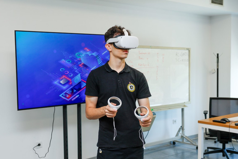 Türkiyede ilk kez Demirören Medya ve Teknoloji Lisesinde açılan bölümü robot tanıtıyor