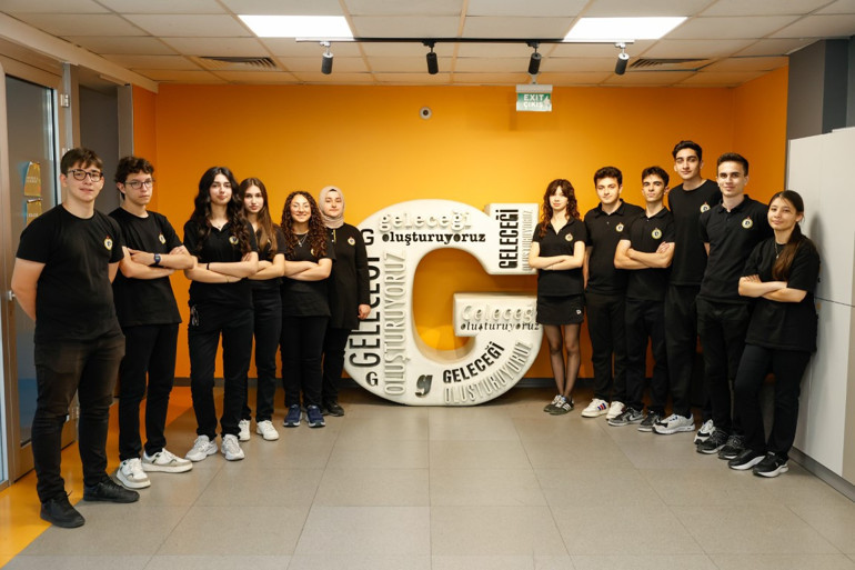 Türkiyede ilk kez Demirören Medya ve Teknoloji Lisesinde açılan bölümü robot tanıtıyor