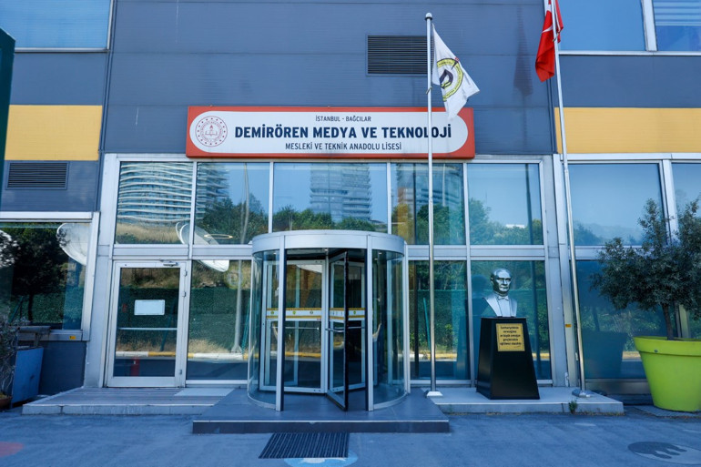 Türkiyede ilk kez Demirören Medya ve Teknoloji Lisesinde açılan bölümü robot tanıtıyor